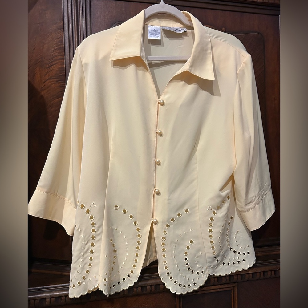 🧁VINTAGE KC STUDIO BUTTER YELLOW TOP WITH EYELET DETAILS AMD PEARLESCENT BUTTONS